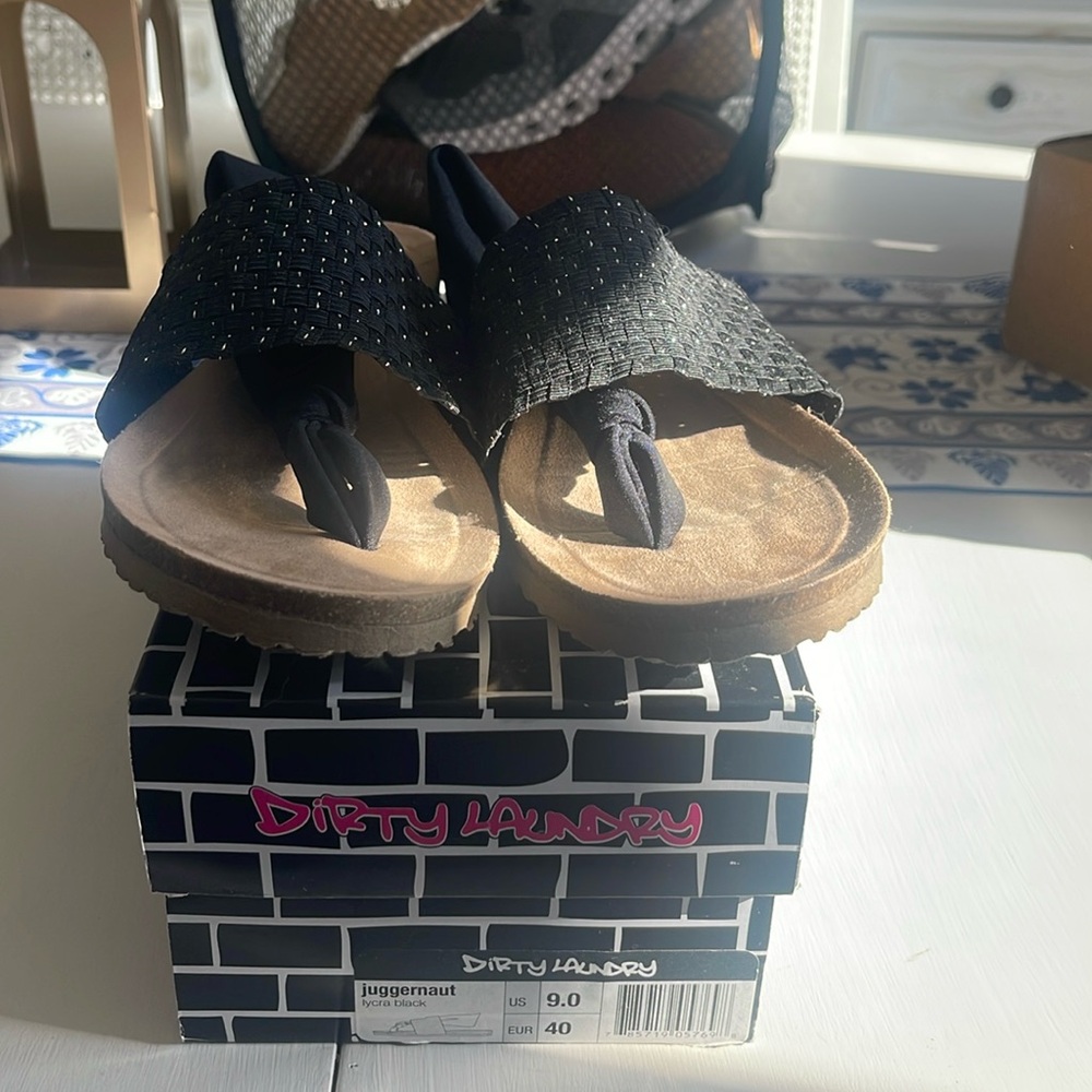 Women’s flat sandals